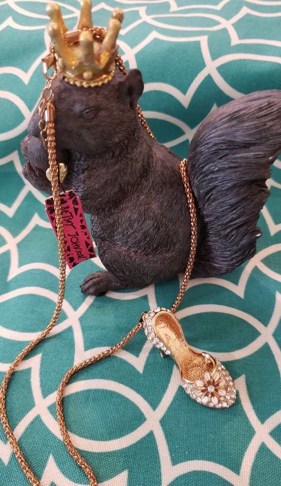 BETSEY JOHNSON HIGH HEEL NECKLACE